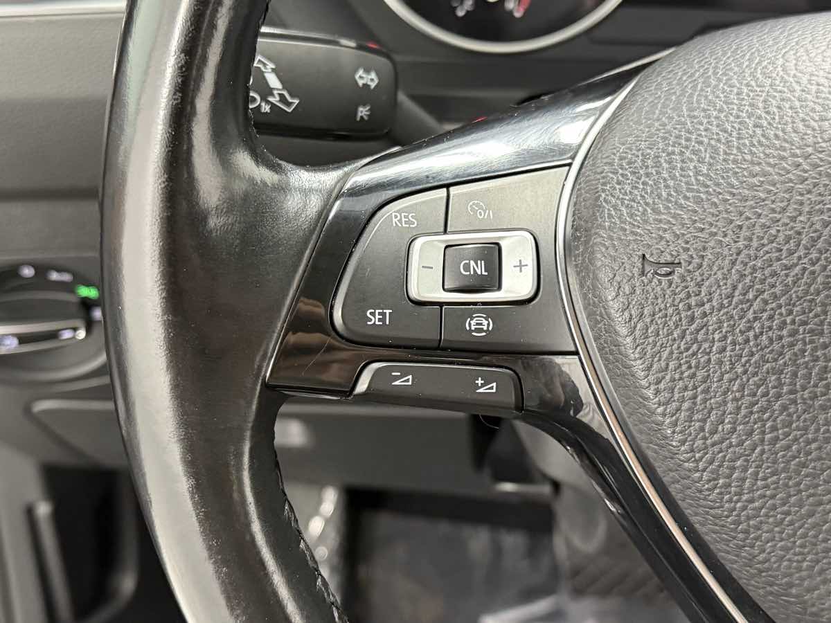 2019 Volkswagen Tiguan SEL R-Line photo 13