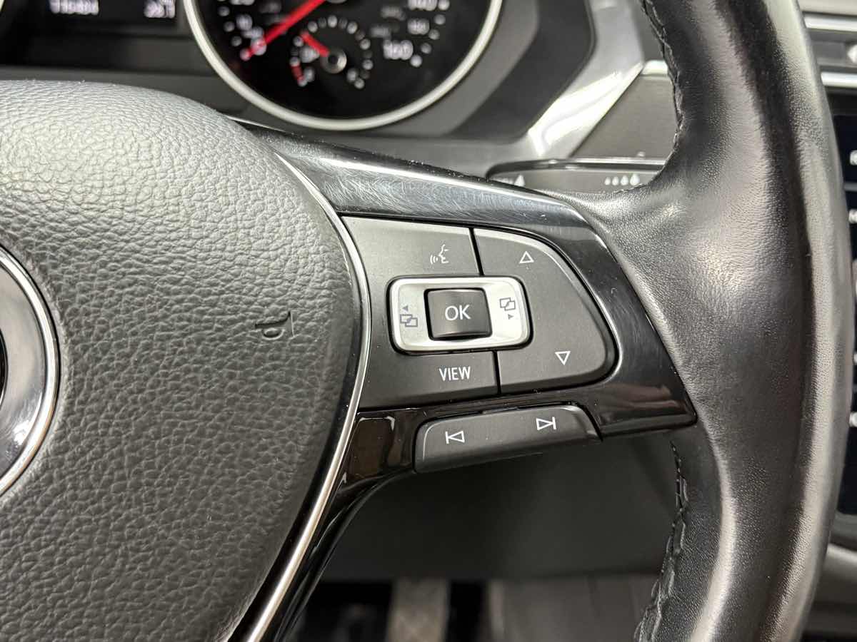 2019 Volkswagen Tiguan SEL R-Line photo 14