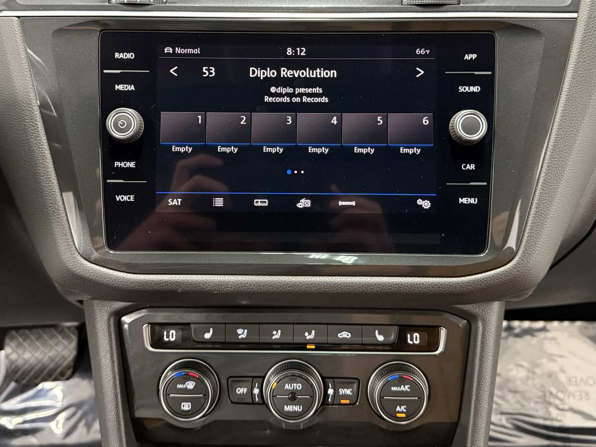 2019 Volkswagen Tiguan SEL R-Line photo 17