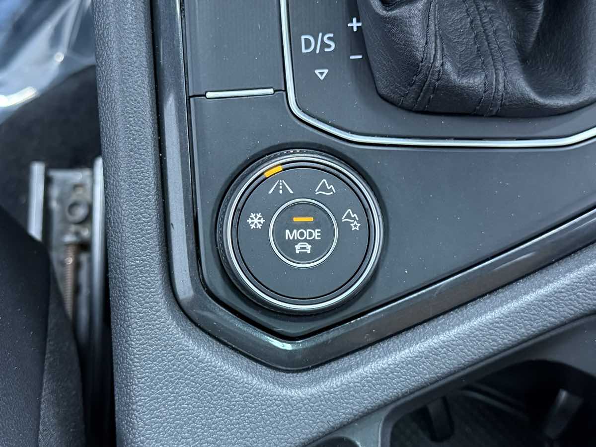 2019 Volkswagen Tiguan SEL R-Line photo 20