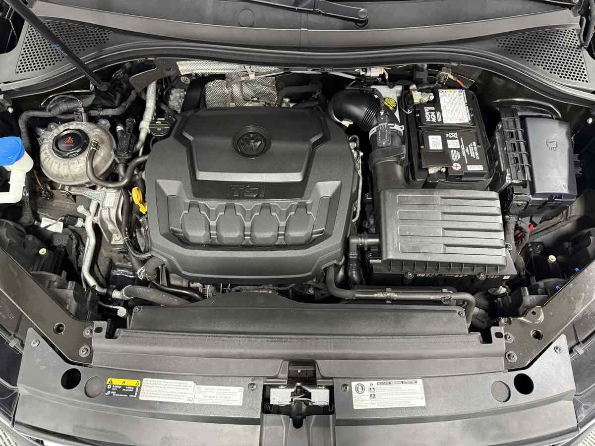 2019 Volkswagen Tiguan SEL R-Line photo 24