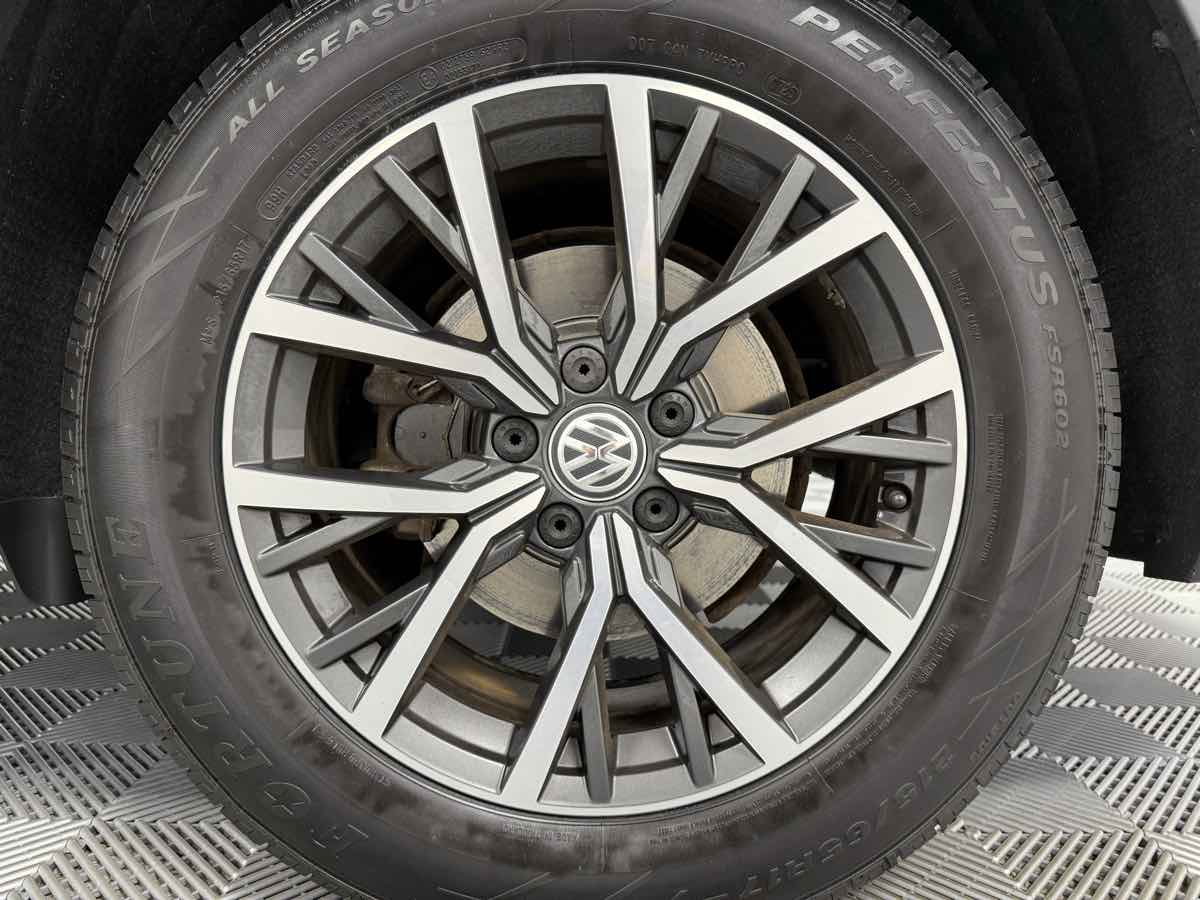 2019 Volkswagen Tiguan SEL R-Line photo 26
