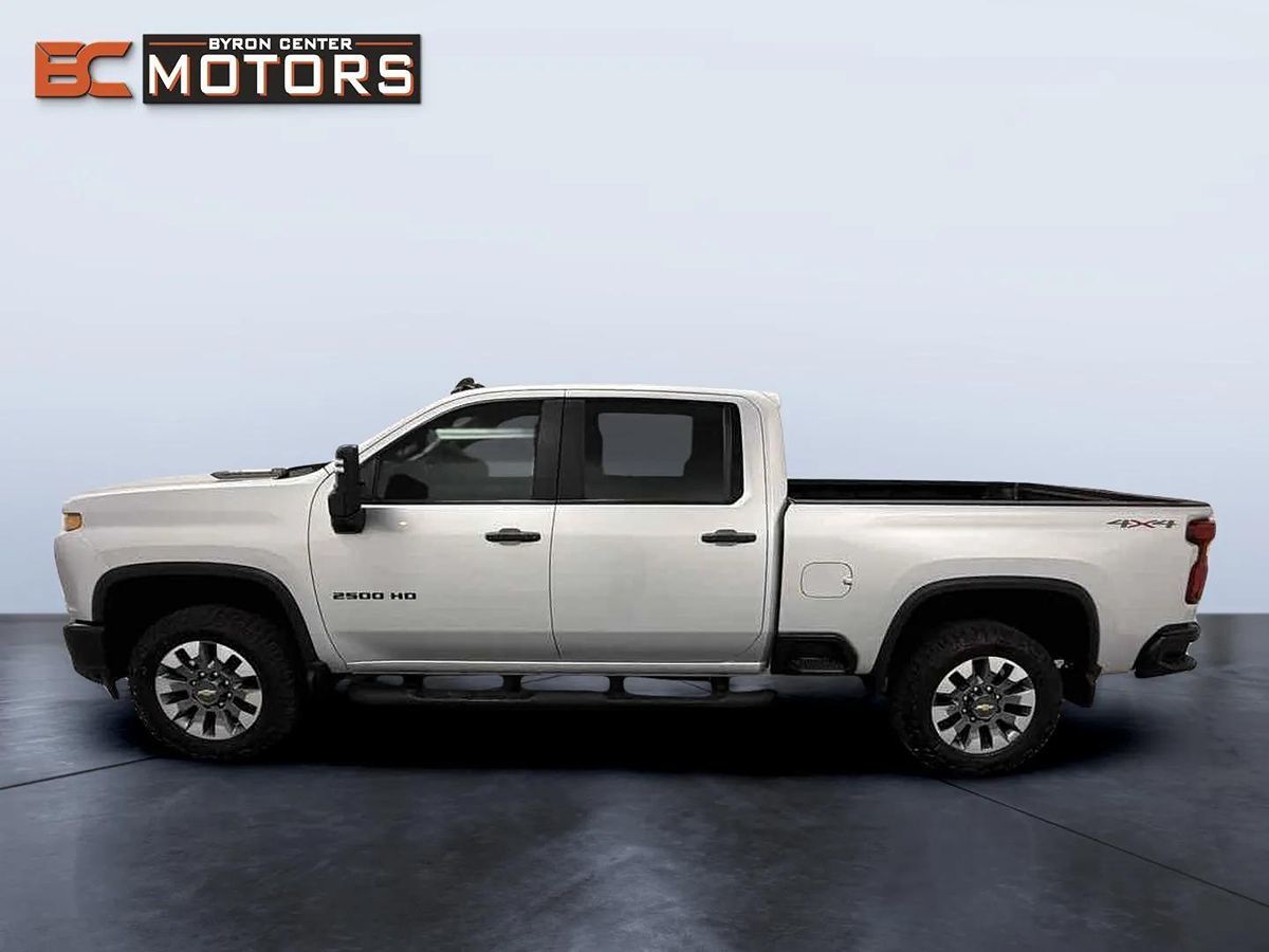 2022 Chevrolet Silverado 2500HD Custom photo 2