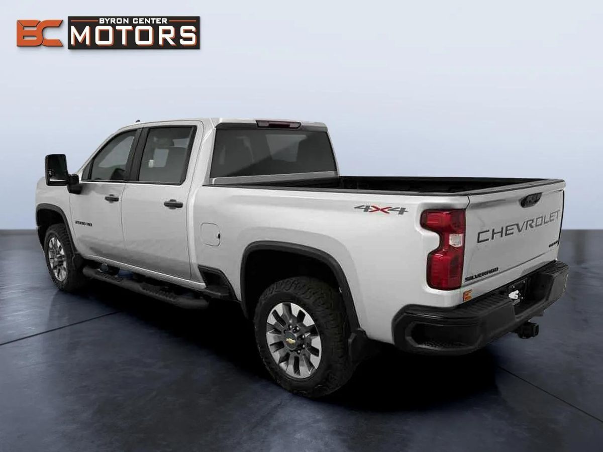 2022 Chevrolet Silverado 2500HD Custom photo 3