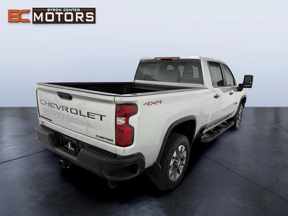 2022 Chevrolet Silverado 2500HD Custom photo 5