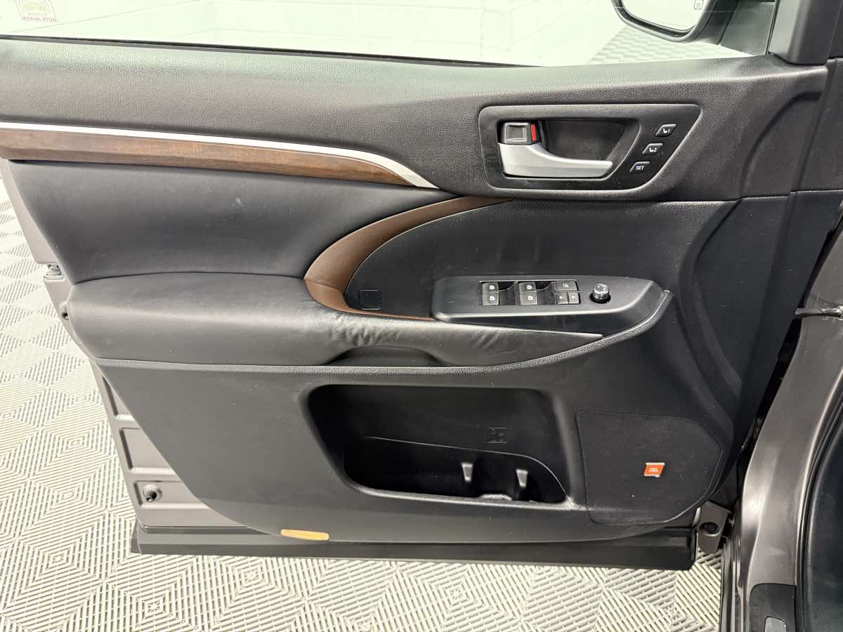 2015 Toyota Highlander Limited photo 9