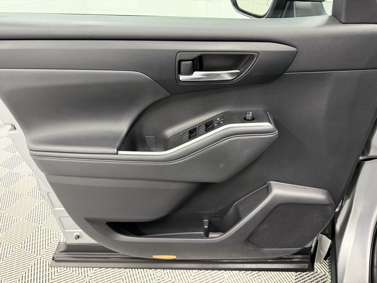 2021 Toyota Highlander XLE photo 8