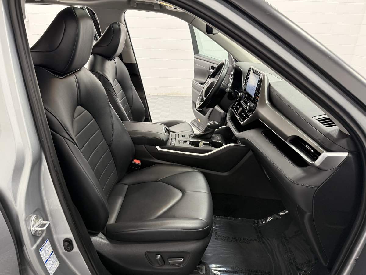 2021 Toyota Highlander XLE photo 14