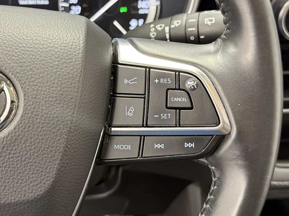 2021 Toyota Highlander XLE photo 17