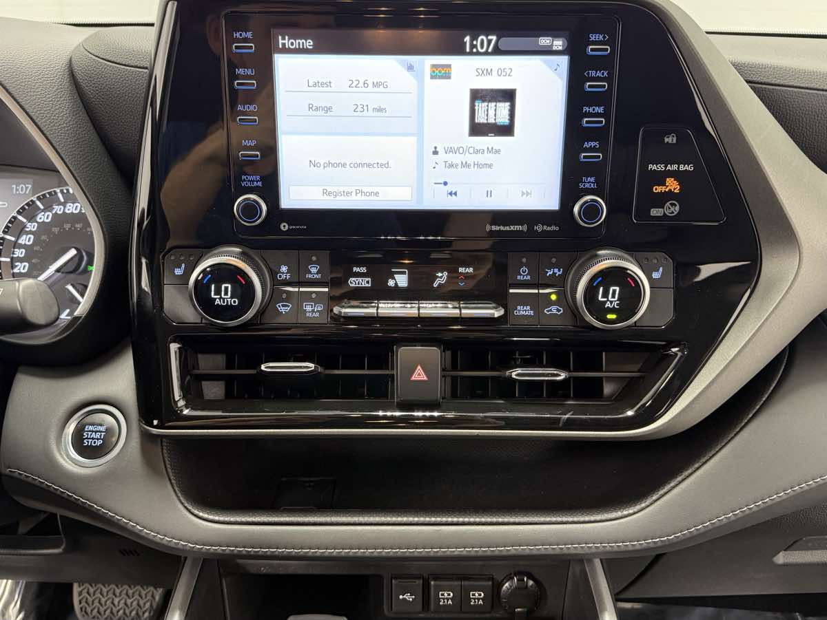 2021 Toyota Highlander XLE photo 19