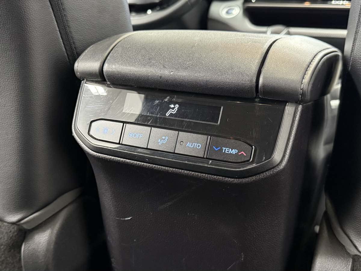2021 Toyota Highlander XLE photo 25