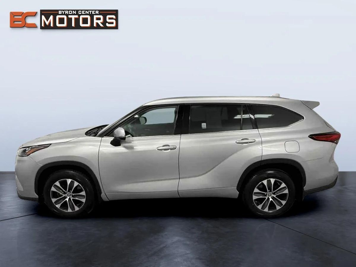 2021 Toyota Highlander XLE photo 2