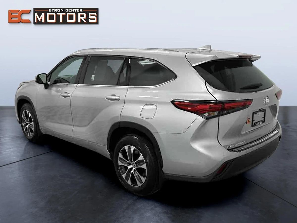 2021 Toyota Highlander XLE photo 3