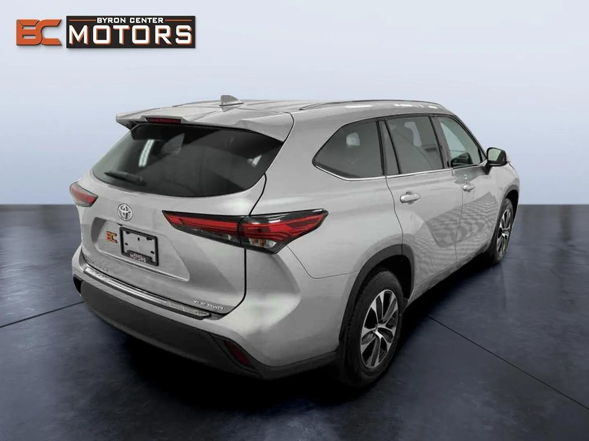 2021 Toyota Highlander XLE photo 5