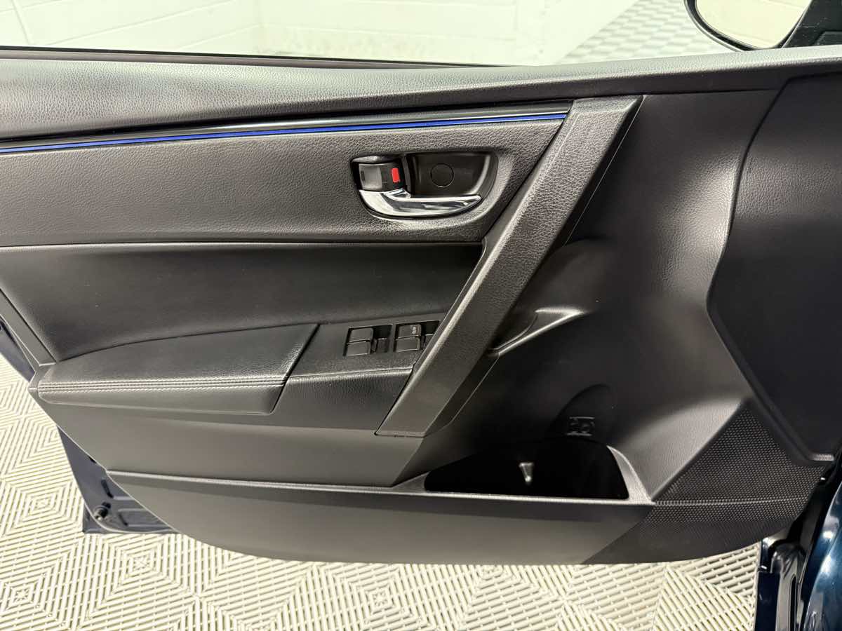 2018 Toyota Corolla SE photo 9