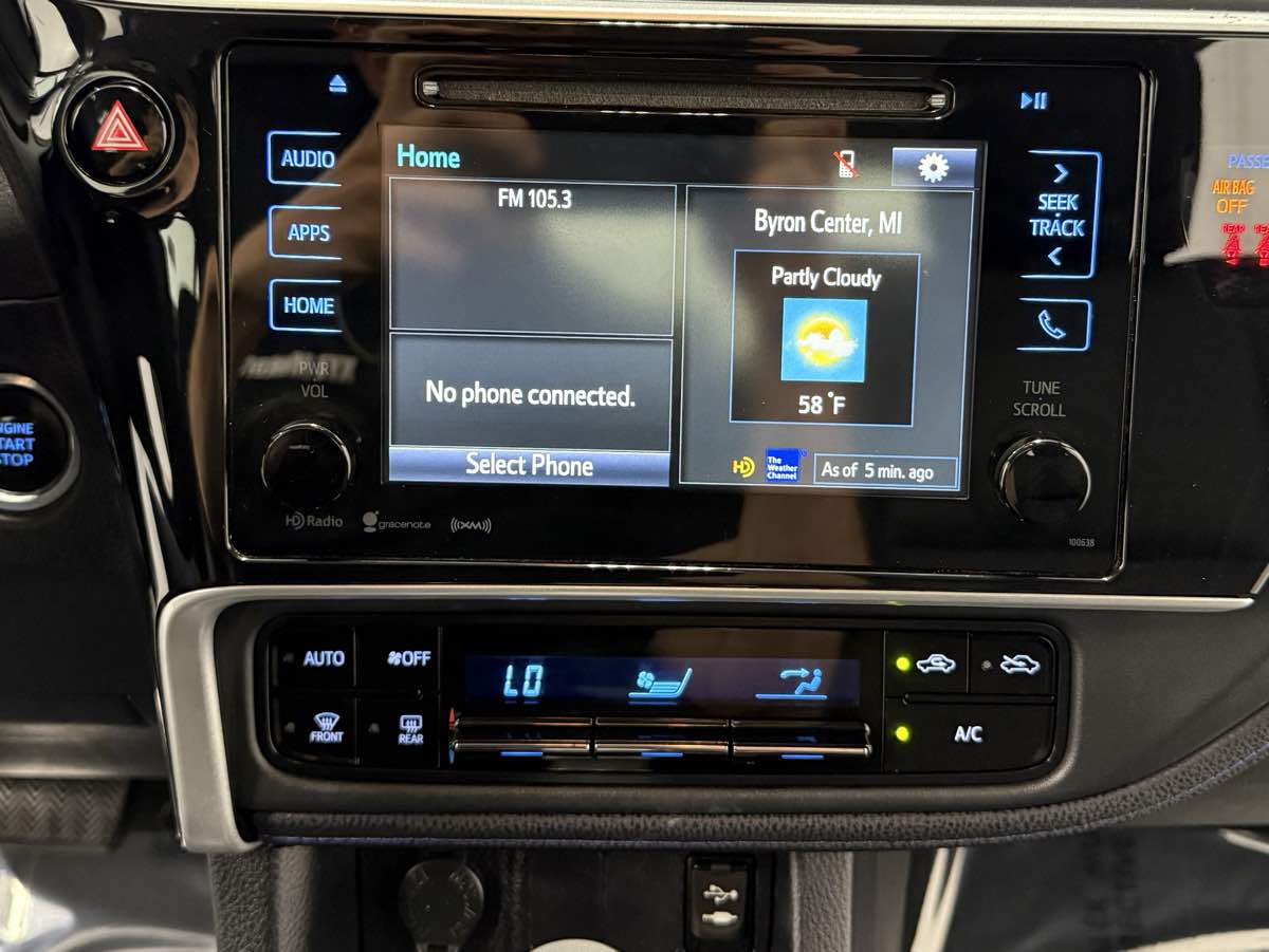 2018 Toyota Corolla SE photo 18
