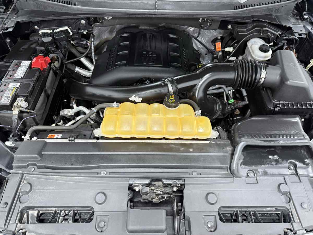 2015 Ford F-150 XLT photo 21