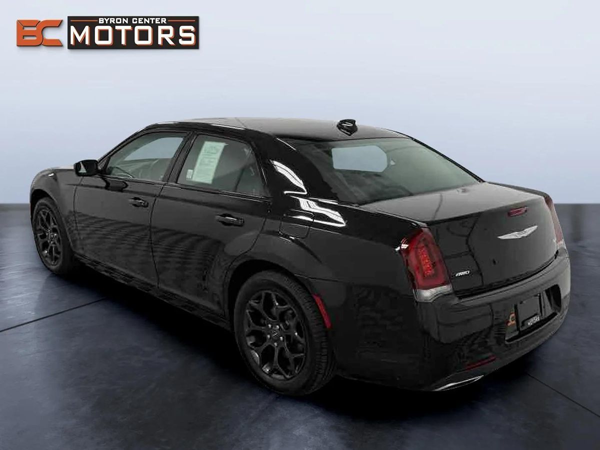 2019 Chrysler 300 Touring photo 4