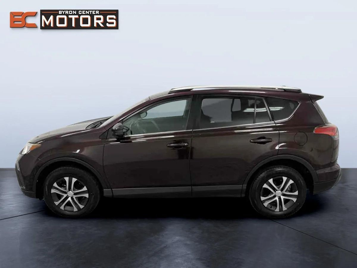 2016 Toyota RAV4 LE photo 3