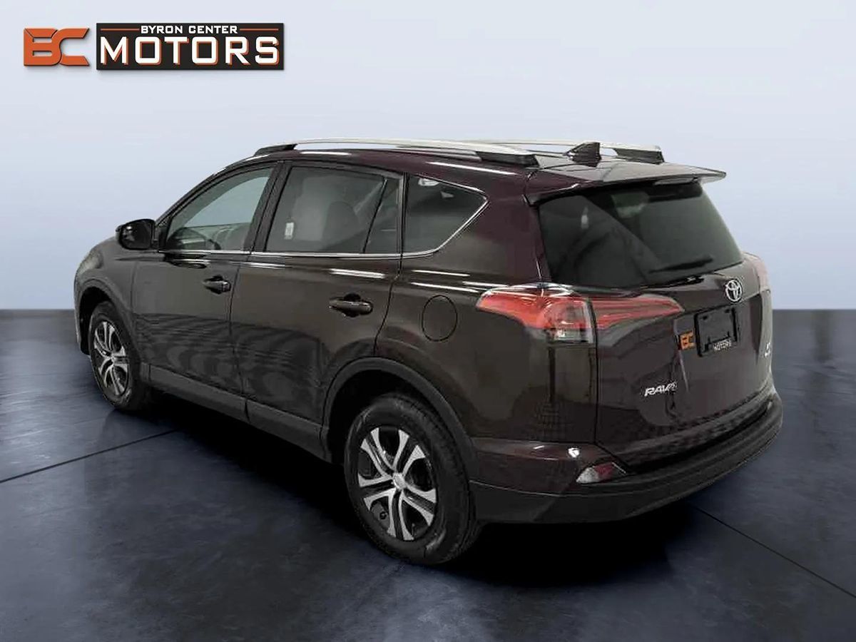 2016 Toyota RAV4 LE photo 4