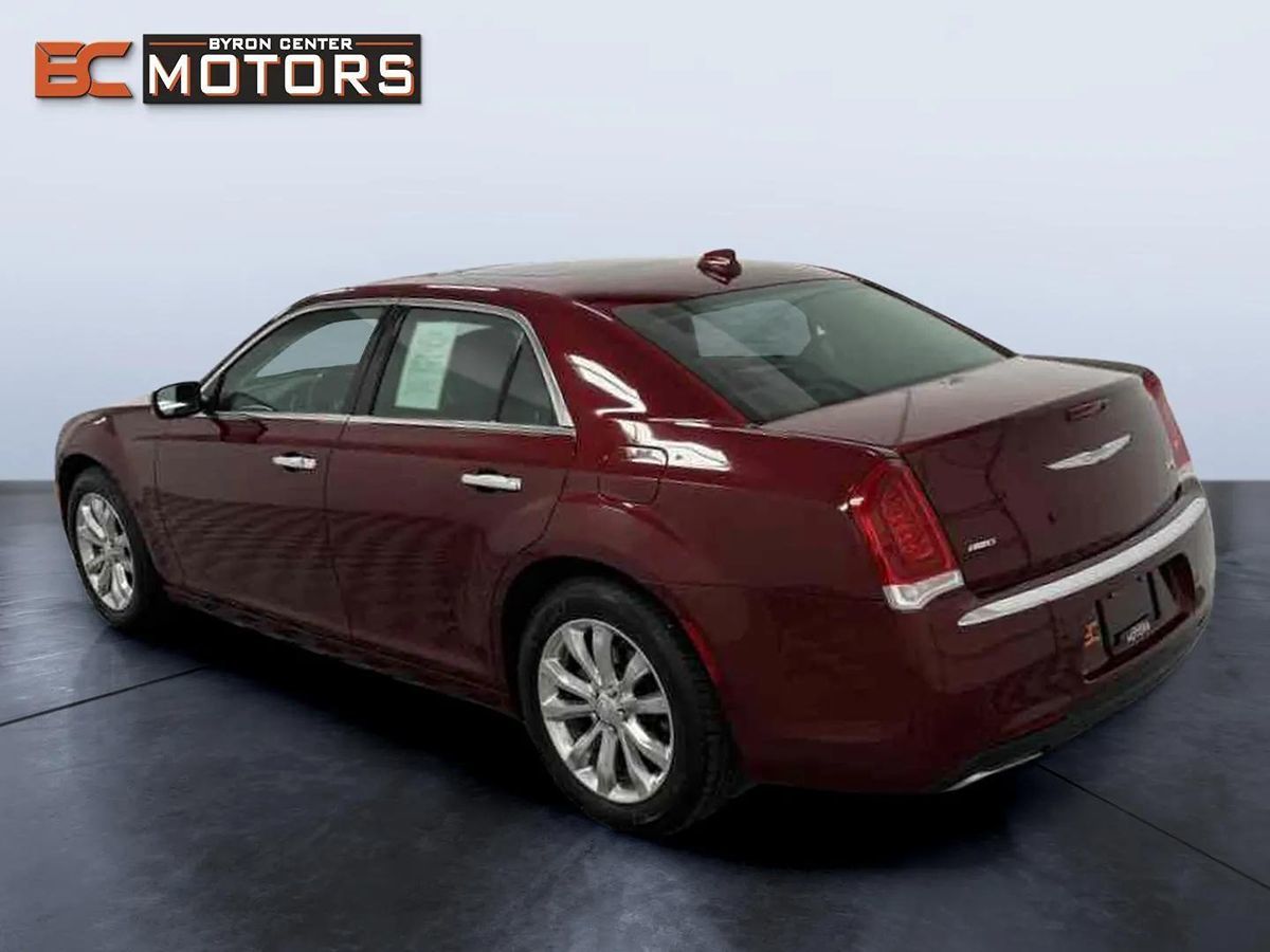 2017 Chrysler 300 photo 4