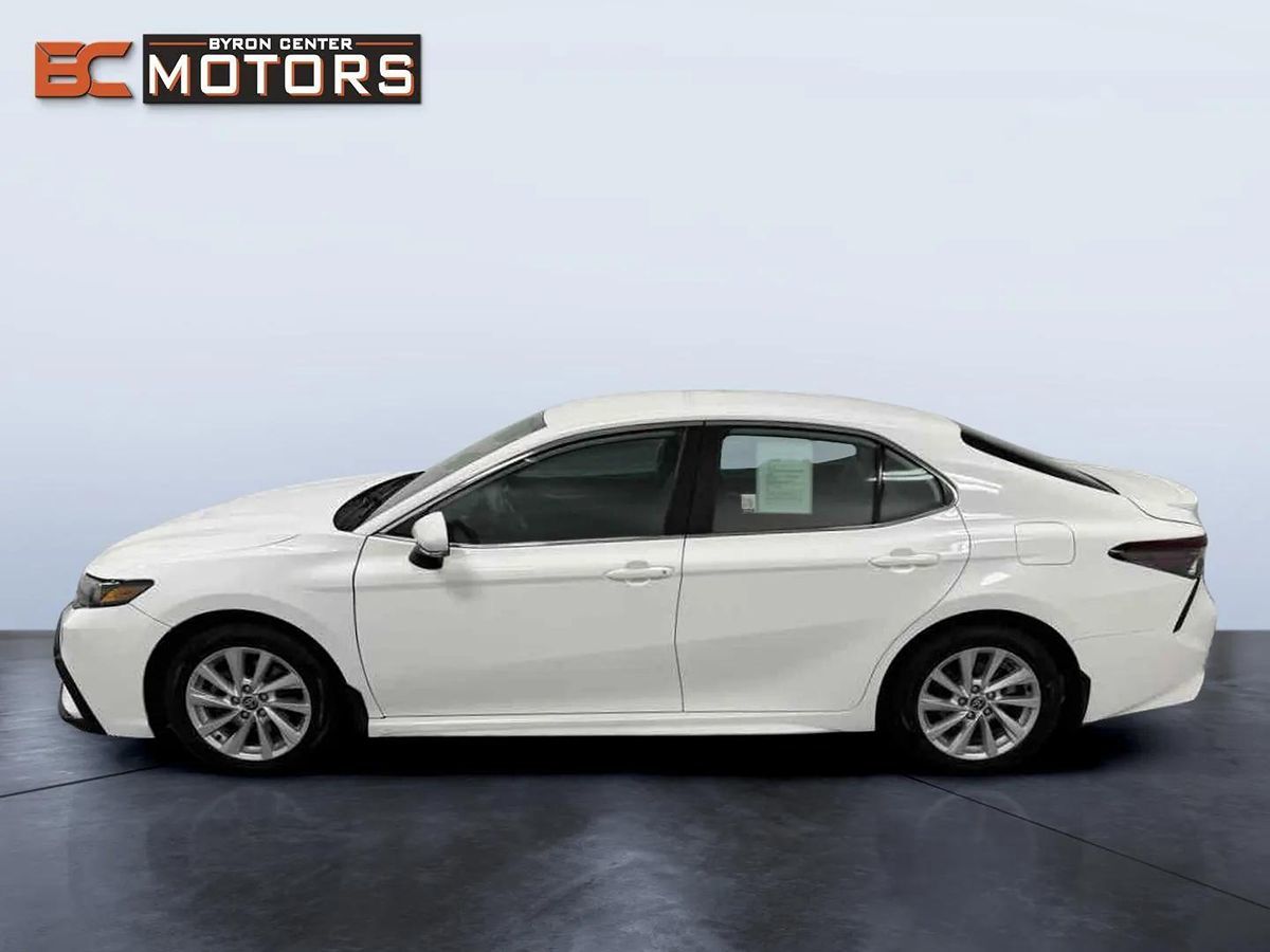 2021 Toyota Camry SE photo 3