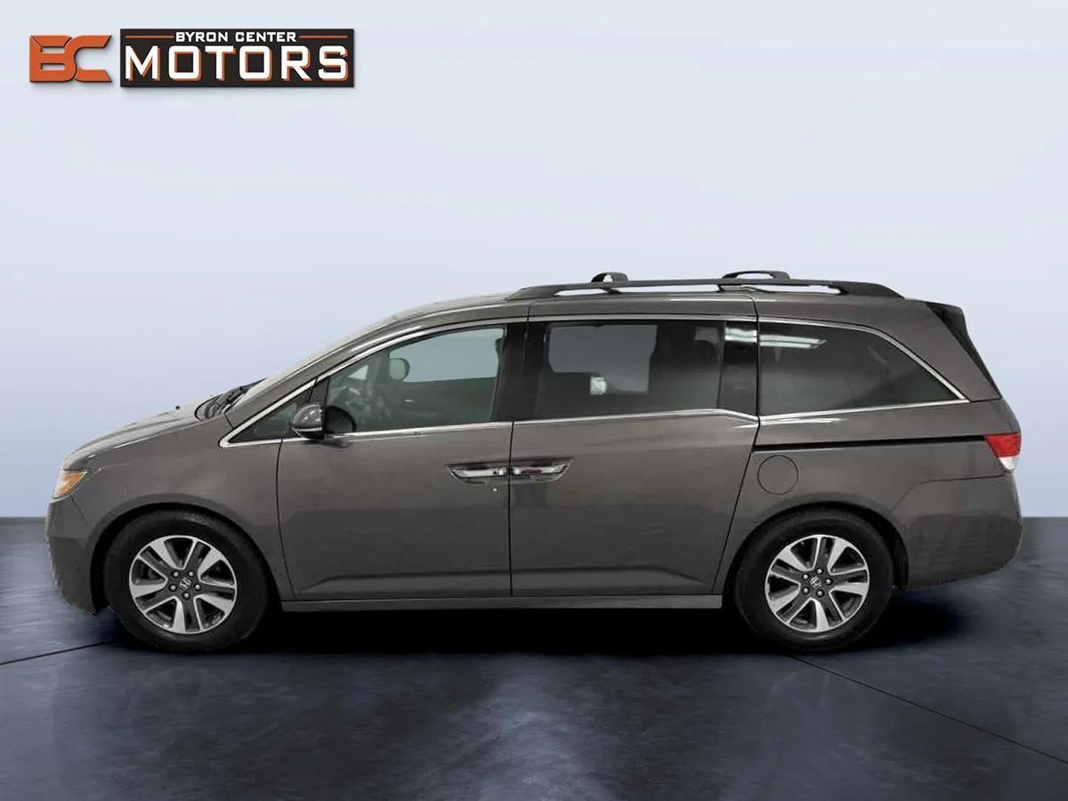 2016 Honda Odyssey Touring photo 3