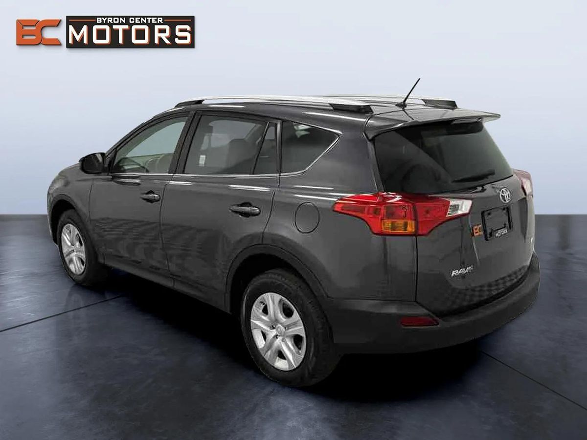 2014 Toyota RAV4 LE photo 4