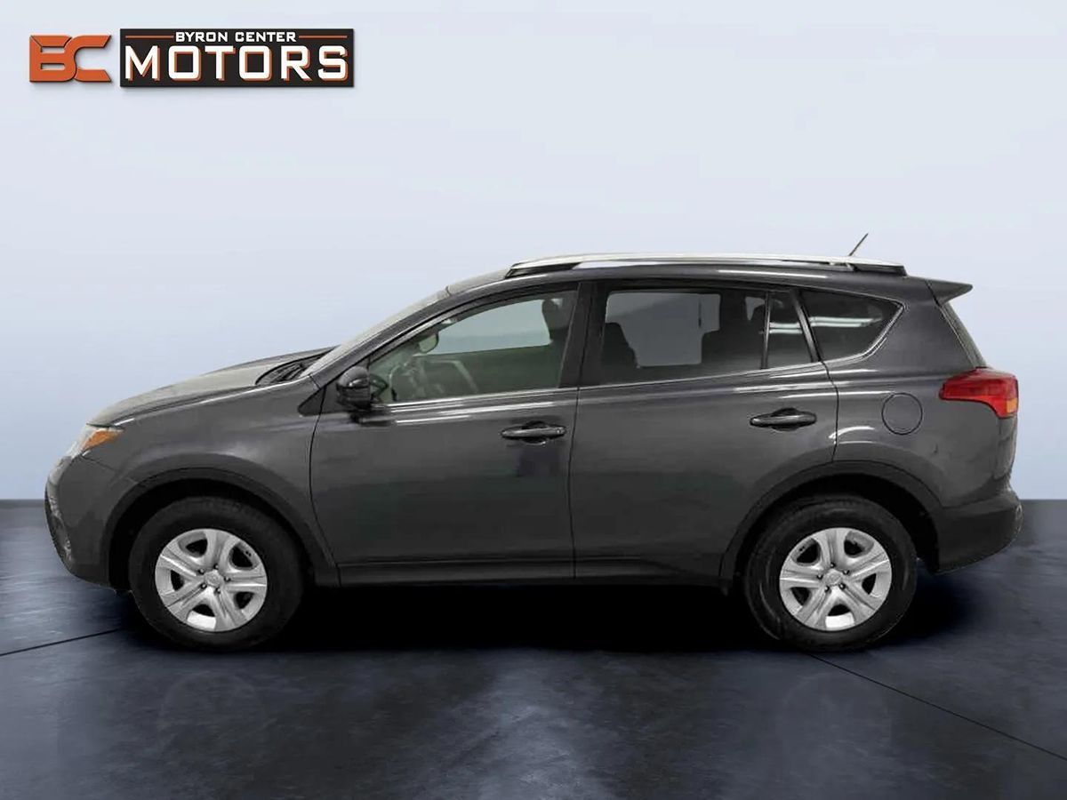 2014 Toyota RAV4 LE photo 3