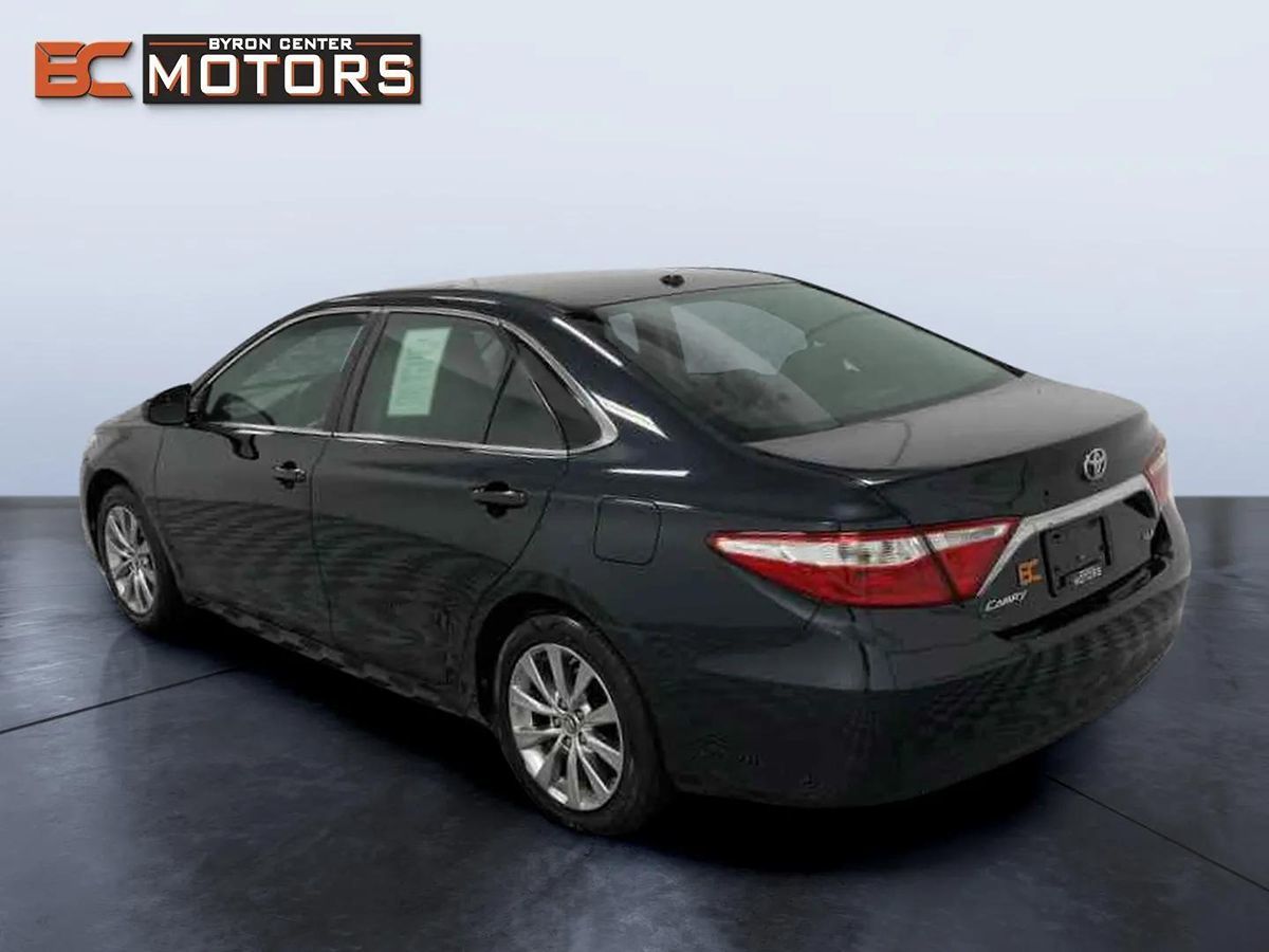 2015 Toyota Camry XLE photo 4
