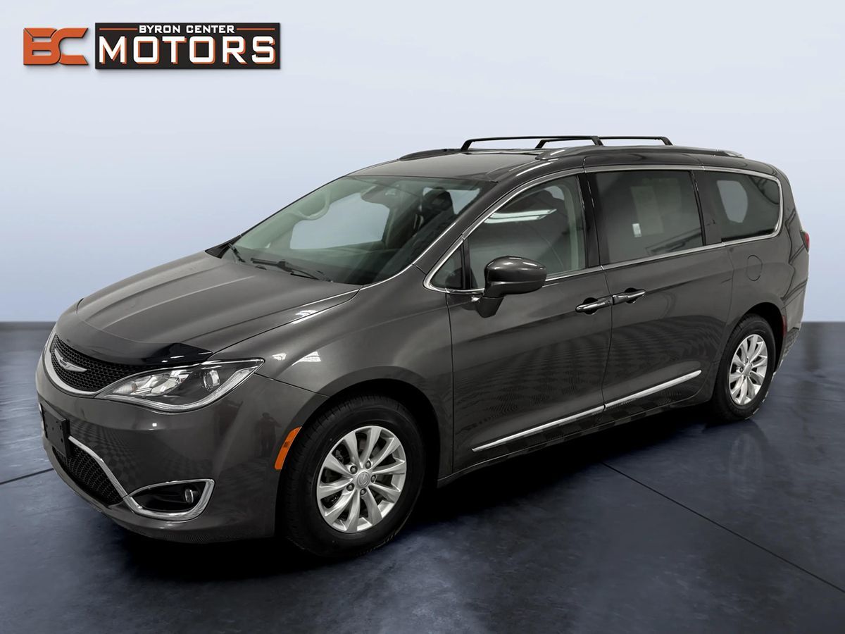 2018 Chrysler Pacifica Touring L's photo