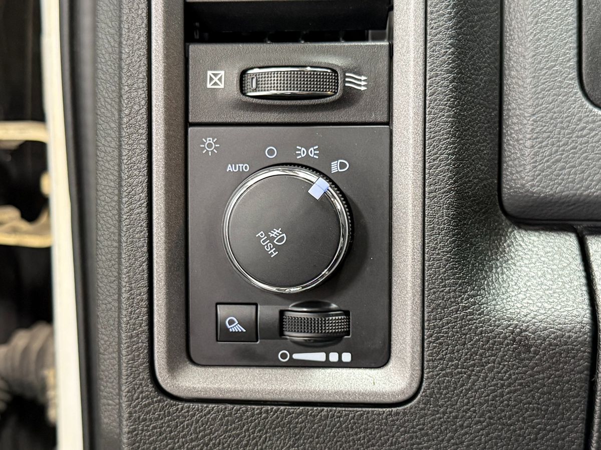 2019 RAM Ram 1500 Classic Express - Photo 18