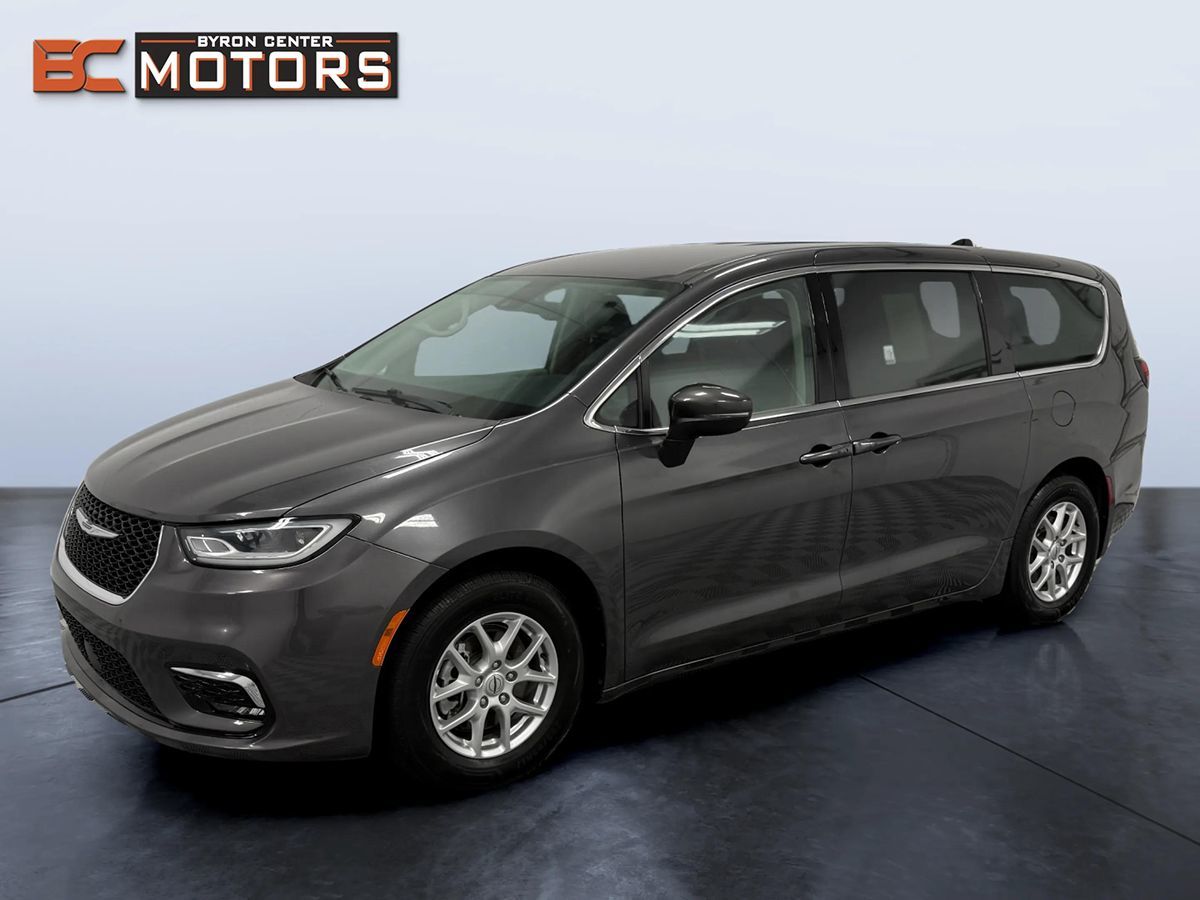 2023 Chrysler Pacifica Touring L's photo