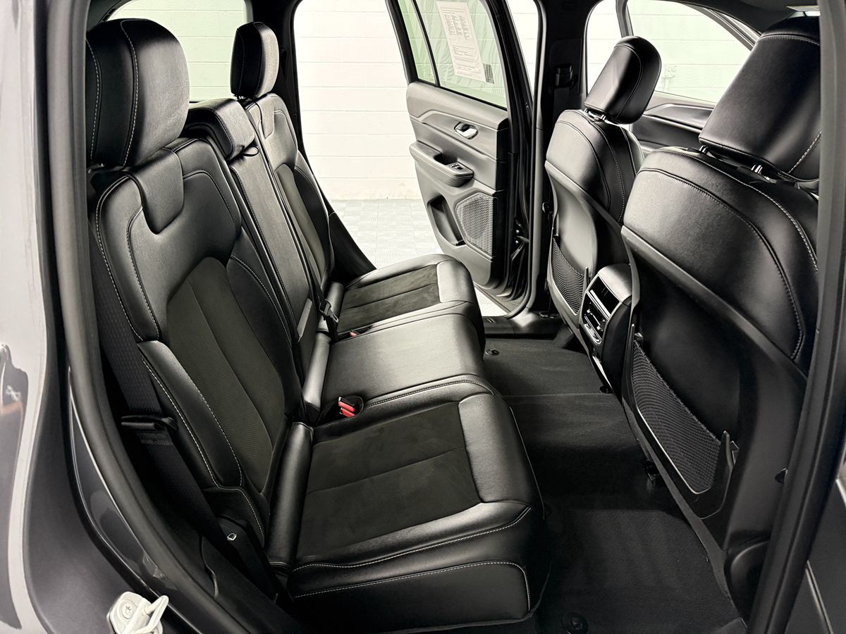 Jeep Grand Cherokee photo 12