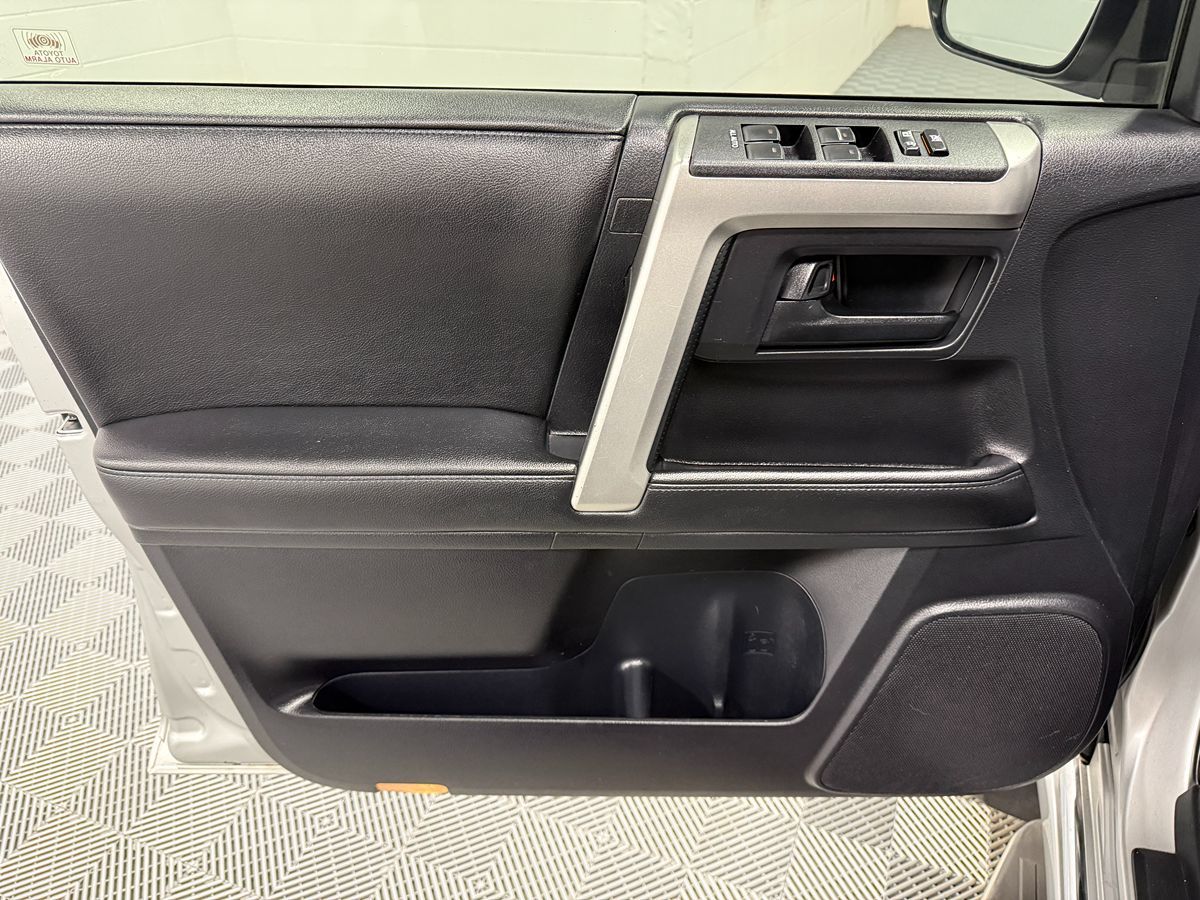 Toyota 4Runner photo 9