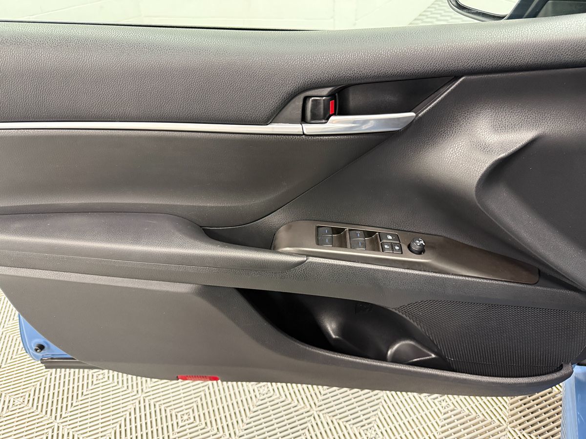 Toyota Camry photo 9