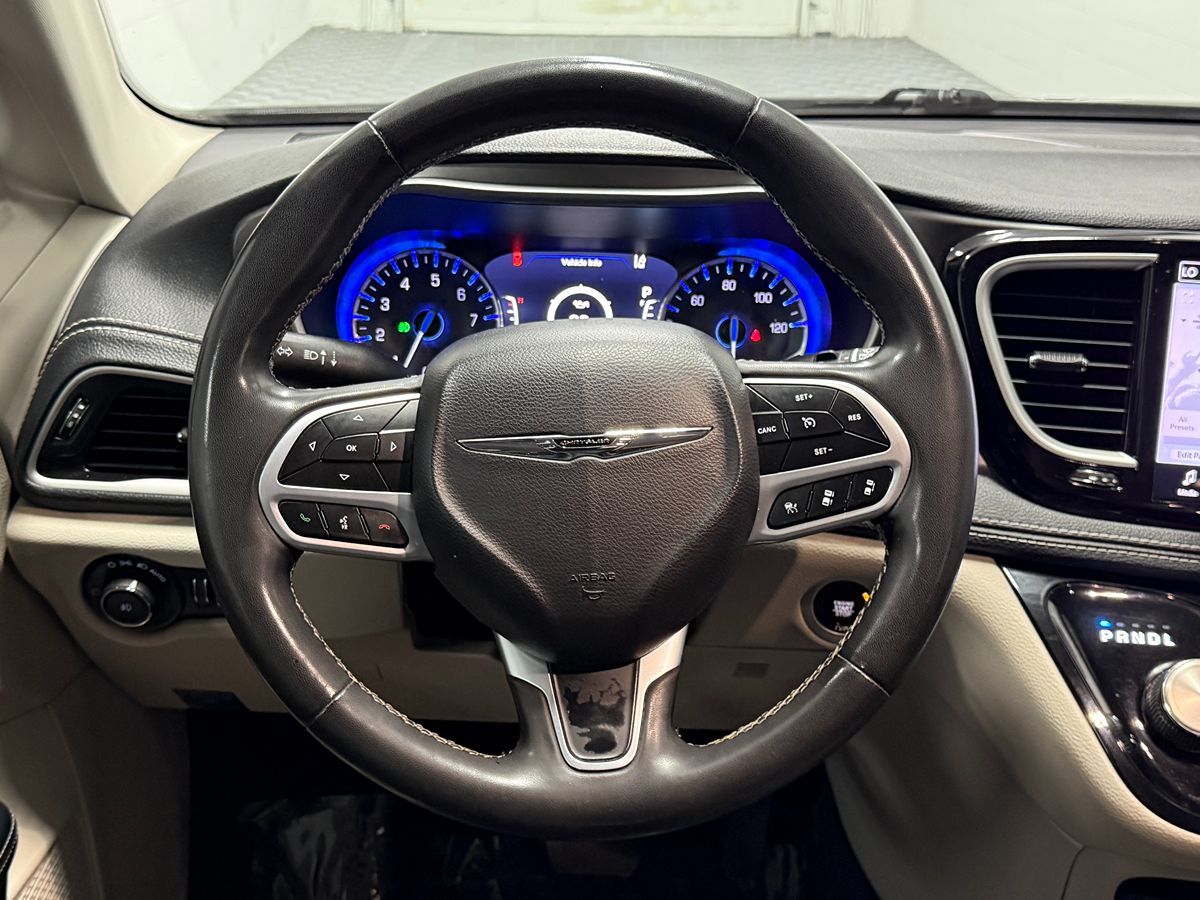 Chrysler Pacifica photo 16