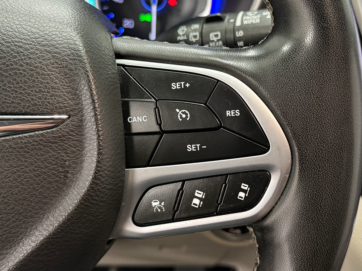 Chrysler Pacifica photo 18
