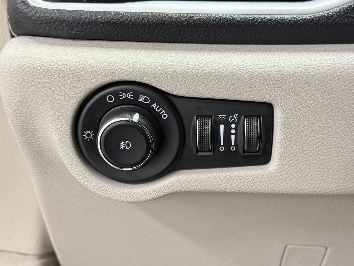 Chrysler Pacifica photo 19