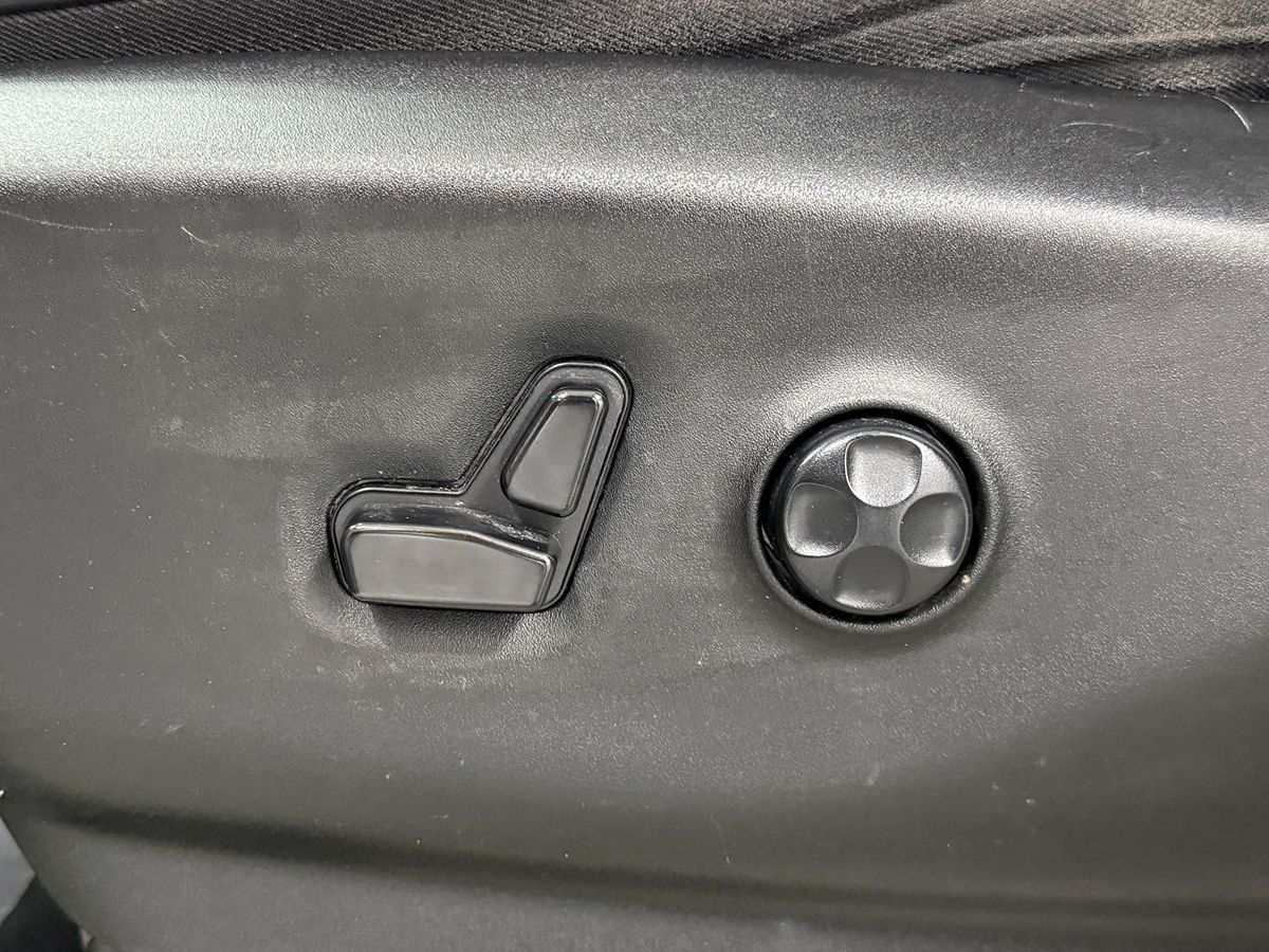 Chrysler Pacifica photo 25