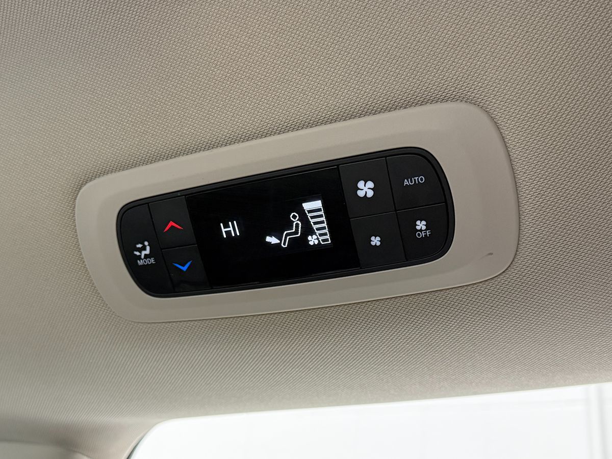 Chrysler Pacifica photo 26