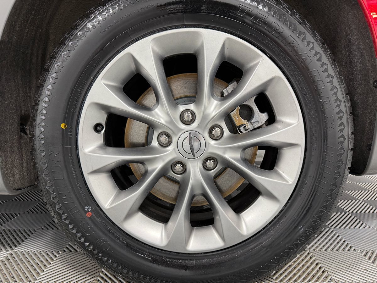 Chrysler Pacifica photo 32