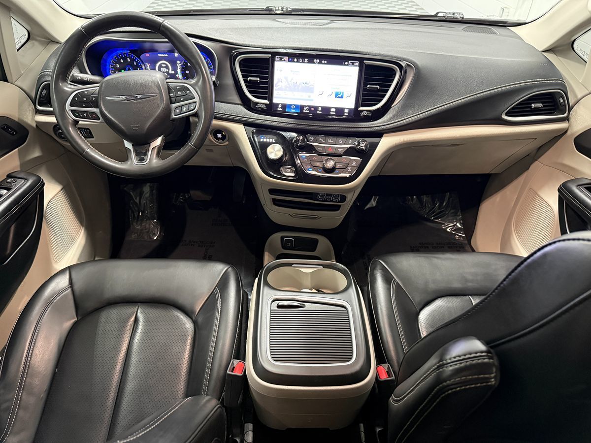 Chrysler Pacifica photo 11