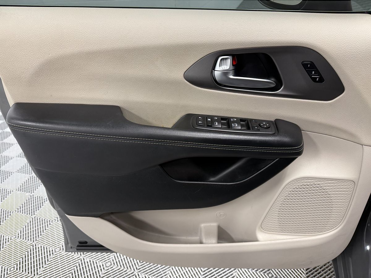 Chrysler Pacifica photo 9