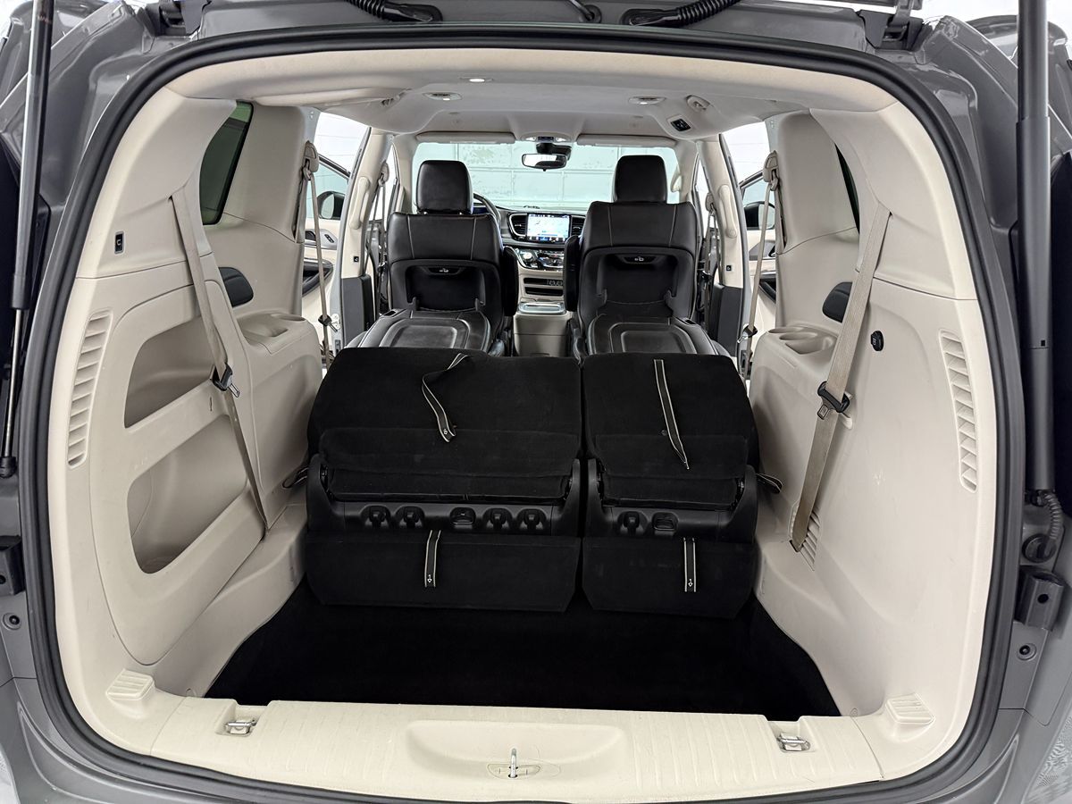 Chrysler Pacifica photo 28