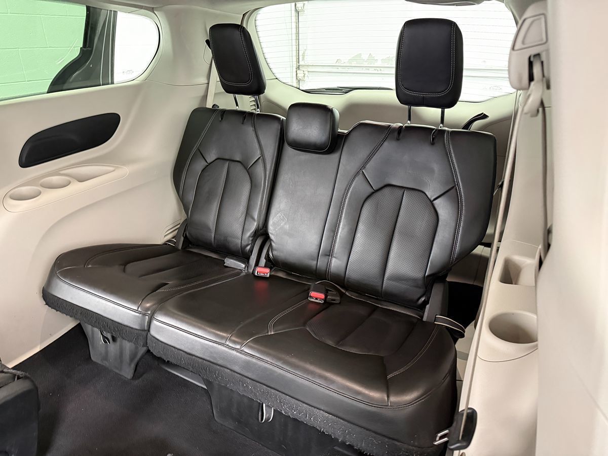 Chrysler Pacifica photo 13