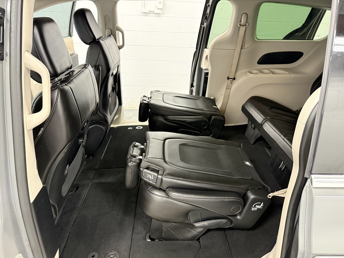 Chrysler Pacifica photo 14