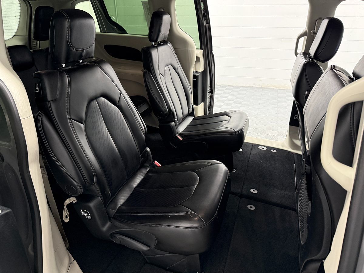 Chrysler Pacifica photo 12