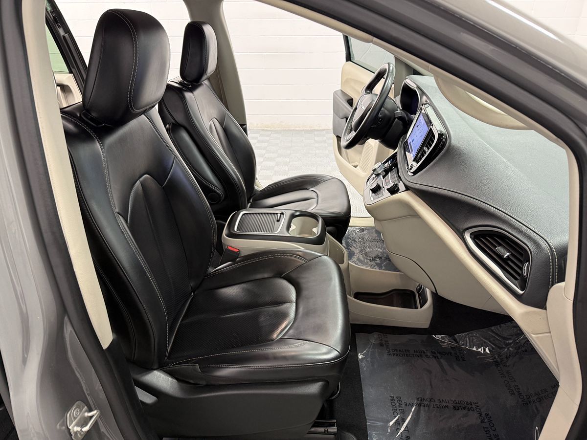 Chrysler Pacifica photo 15