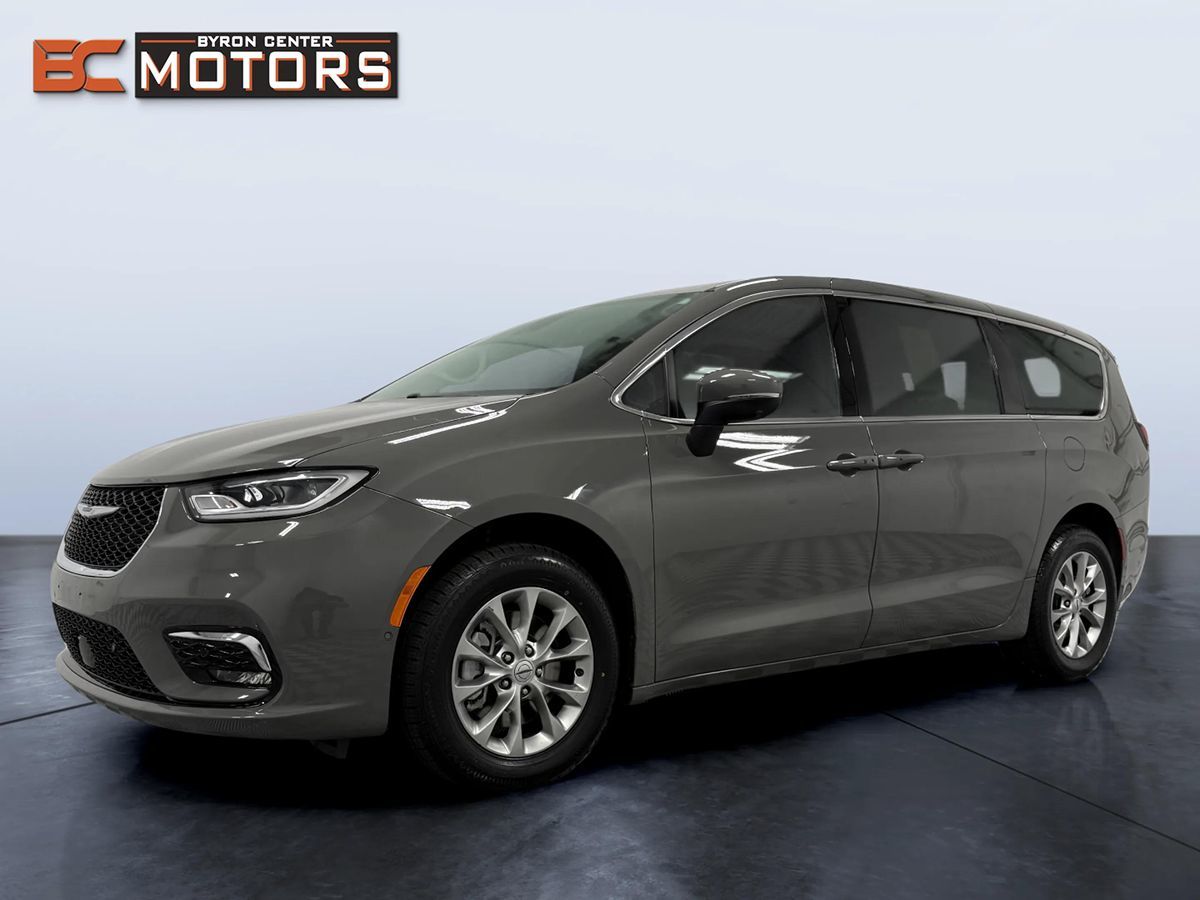 Chrysler Pacifica photo 2